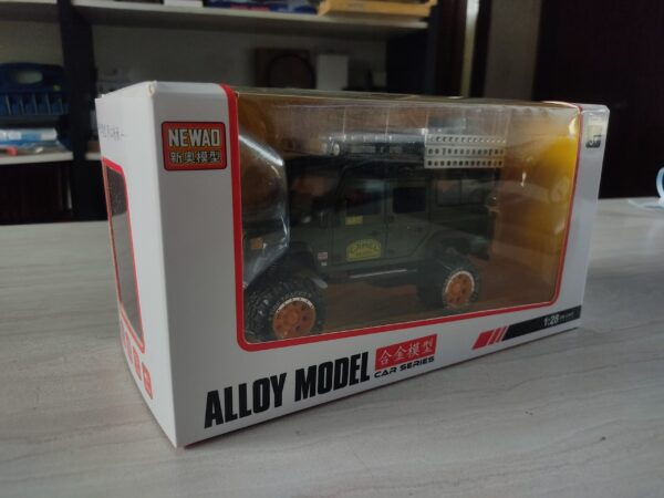 COL002.- Carro de Colección Camel Trophy Land Rover Defender 110 Escala 1:28
