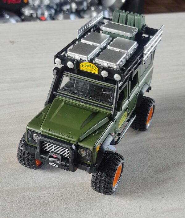 COL002.- Carro de Colección Camel Trophy Land Rover Defender 110 Escala 1:28
