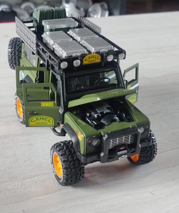 COL002.- Carro de Colección Camel Trophy Land Rover Defender 110 Escala 1:28