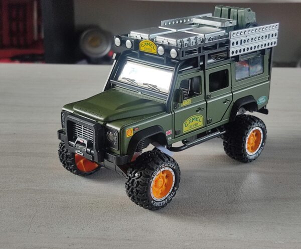 COL002.- Carro de Colección Camel Trophy Land Rover Defender 110 Escala 1:28