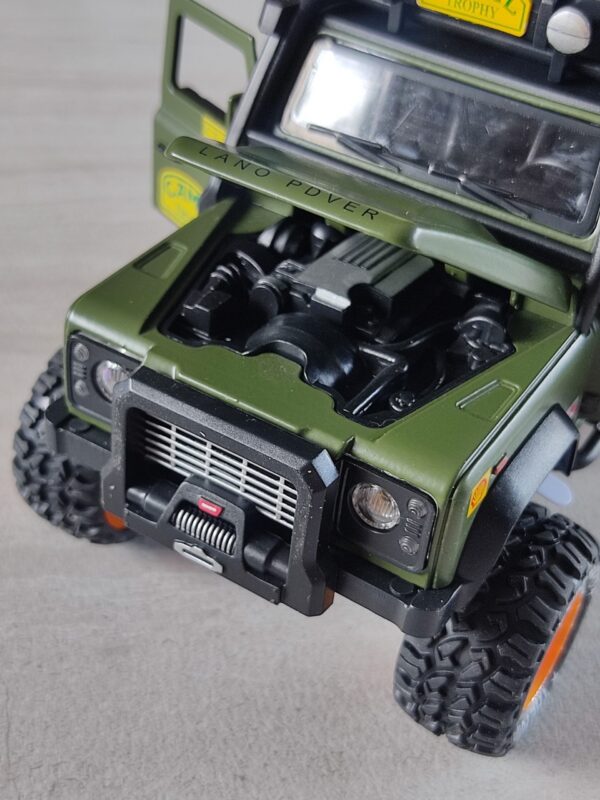 COL002.- Carro de Colección Camel Trophy Land Rover Defender 110 Escala 1:28