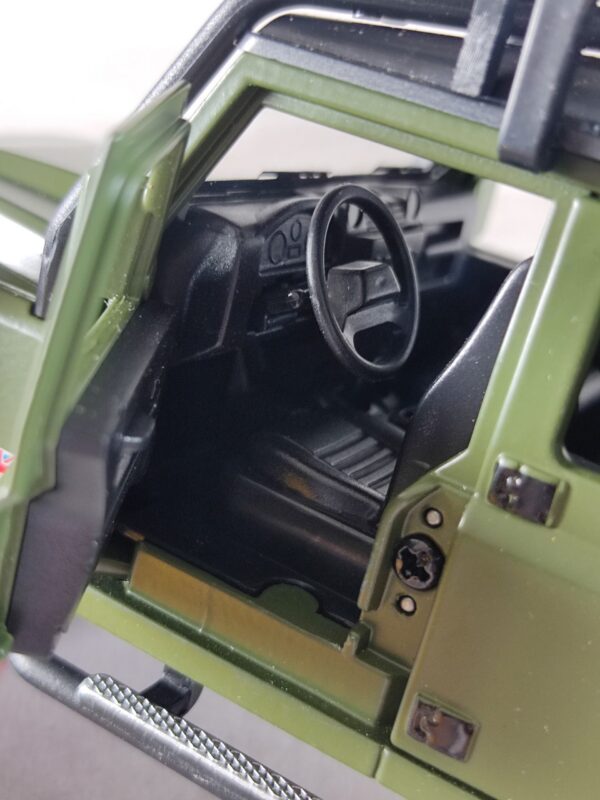 COL002.- Carro de Colección Camel Trophy Land Rover Defender 110 Escala 1:28