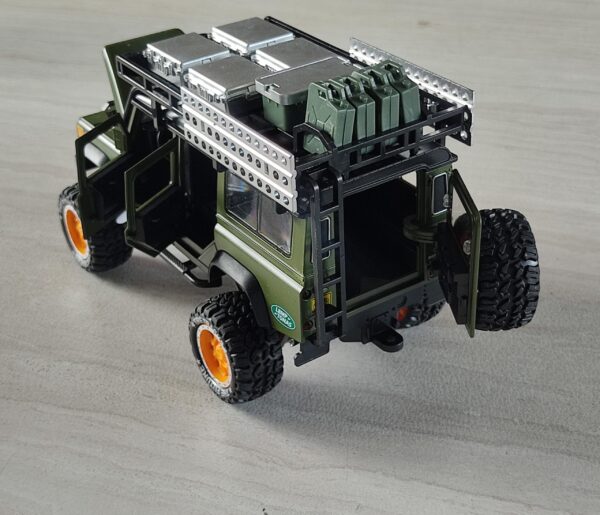 COL002.- Carro de Colección Camel Trophy Land Rover Defender 110 Escala 1:28