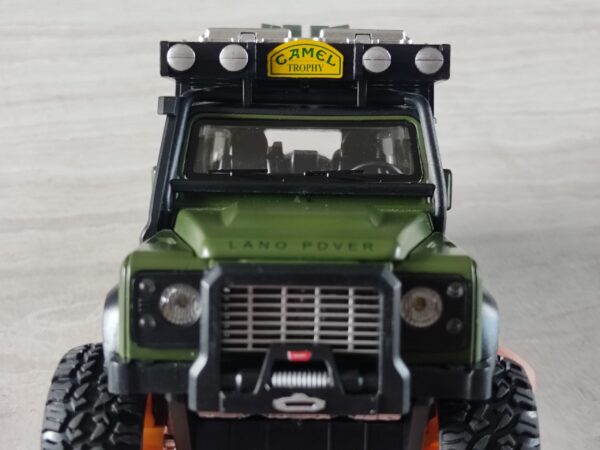 COL002.- Carro de Colección Camel Trophy Land Rover Defender 110 Escala 1:28