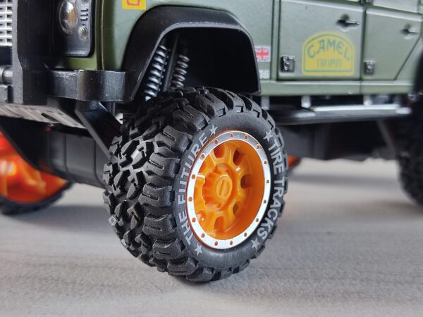 COL002.- Carro de Colección Camel Trophy Land Rover Defender 110 Escala 1:28