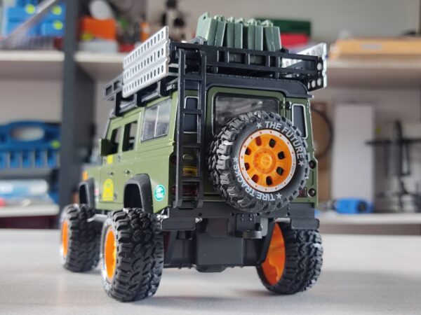 COL002.- Carro de Colección Camel Trophy Land Rover Defender 110 Escala 1:28